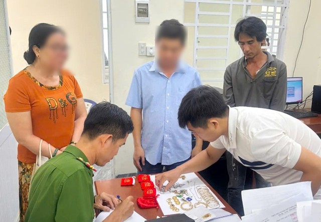 Tạm giữ g&atilde; đ&agrave;n &ocirc;ng 39 tuổi khống chế c&ocirc; ruột cướp nhiều tiền v&agrave;ng  - Ảnh 2.