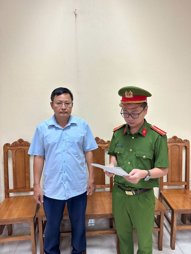 Hai cựu c&aacute;n bộ x&atilde; bị khởi tố v&igrave; b&aacute;n đất c&ocirc;ng tr&aacute;i ph&eacute;p tại Ph&uacute; Thọ - Ảnh 1.