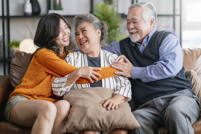 Ngo&agrave;i 60 tuổi, t&ocirc;i mới thấm th&iacute;a: C&oacute; những thứ tiền kiếm cả đời cũng kh&ocirc;ng thể mua lại - Ảnh 1.