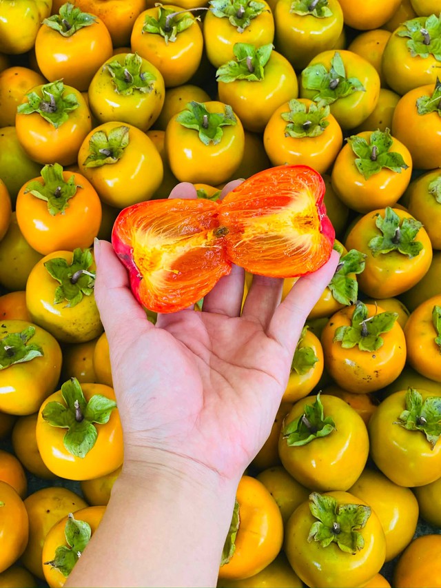 Hồng v&agrave;o m&ugrave;a b&aacute;n đầy thị trường, loại rẻ b&egrave;o loại đắt ngang hoa quả nhập khẩu - Ảnh 4.