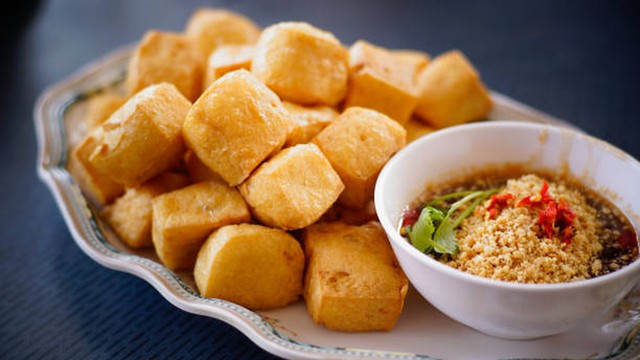 R&aacute;n đậu phụ c&oacute; cần ng&acirc;m nước muối trước kh&ocirc;ng? Mẹo gi&uacute;p đậu v&agrave;ng gi&ograve;n, &iacute;t vỡ - Ảnh 7.