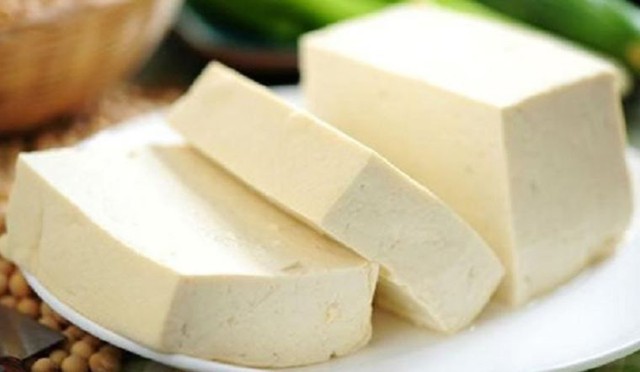 R&aacute;n đậu phụ c&oacute; cần ng&acirc;m nước muối trước kh&ocirc;ng? Mẹo gi&uacute;p đậu v&agrave;ng gi&ograve;n, &iacute;t vỡ - Ảnh 2.