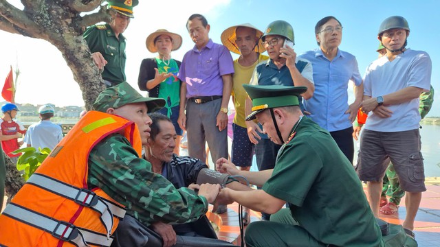 Cứu ngư dân mất tích, trôi dạt trên biển gần 2 ngày - Ảnh 1.