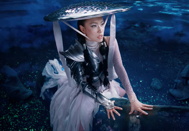 Hình ảnh Hoàng Thùy Linh gây chú ý trong MV mới - Ảnh 5.