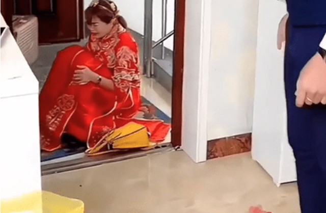 Kh&oacute;c nức nở trong ng&agrave;y cưới v&igrave; phải sống chung với mẹ chồng, c&ocirc; d&acirc;u nhận c&aacute;i kết bẽ b&agrave;ng - Ảnh 1.