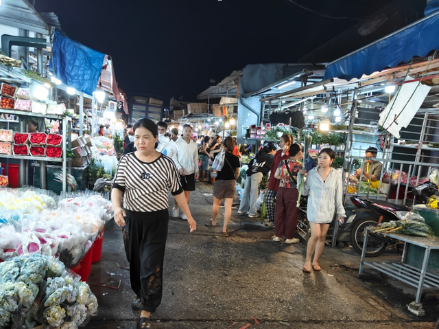 Thị trường hoa tươi chợ Quảng An nhộn nhịp trước ng&agrave;y 20/10 - Ảnh 1.