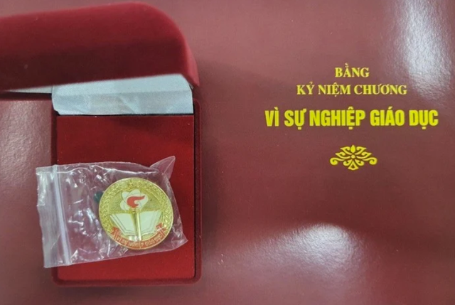 Đ&aacute;p ứng điều kiện n&agrave;y gi&aacute;o vi&ecirc;n mới nhận được Kỷ niệm chương &ldquo;V&igrave; sự nghiệp gi&aacute;o dục" - Ảnh 1.