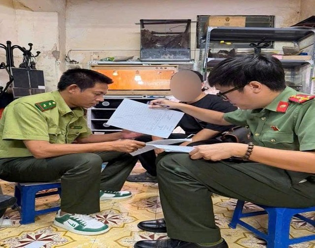 H&agrave; Nội ph&aacute;t hiện 30 c&aacute; thể trăn , rắn nu&ocirc;i nhốt tr&aacute;i ph&eacute;p tại T&acirc;y Hồ năm 2026 - Ảnh 1.
