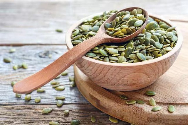 Hạt b&iacute; ng&ocirc; c&oacute; t&aacute;c dụng g&igrave;? Ăn bao nhi&ecirc;u mỗi ng&agrave;y? Người tăng huyết &aacute;p n&ecirc;n chọn loại n&agrave;o? - Ảnh 4.