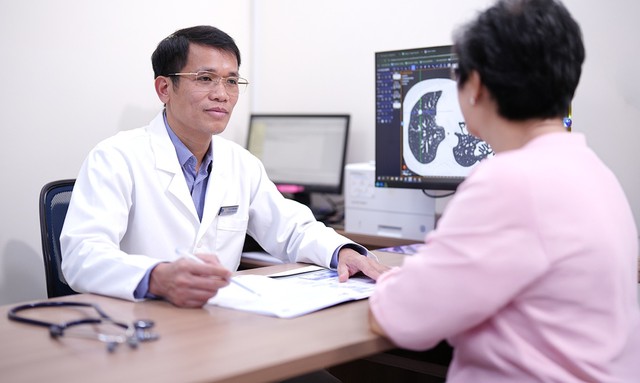 Người phụ nữ 54 tuổi bất ngờ phát hiện 3 nốt ung thư phổi mặc dù không triệu chứng - Ảnh 1.