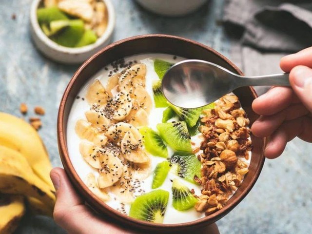 Ăn sữa chua buổi s&aacute;ng hay tối tốt hơn cho ti&ecirc;u h&oacute;a - Ảnh 2.