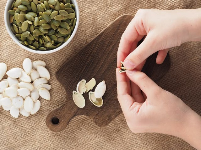 Hạt b&iacute; ng&ocirc; c&oacute; t&aacute;c dụng g&igrave;? Ăn bao nhi&ecirc;u mỗi ng&agrave;y? Người tăng huyết &aacute;p n&ecirc;n chọn loại n&agrave;o? - Ảnh 1.