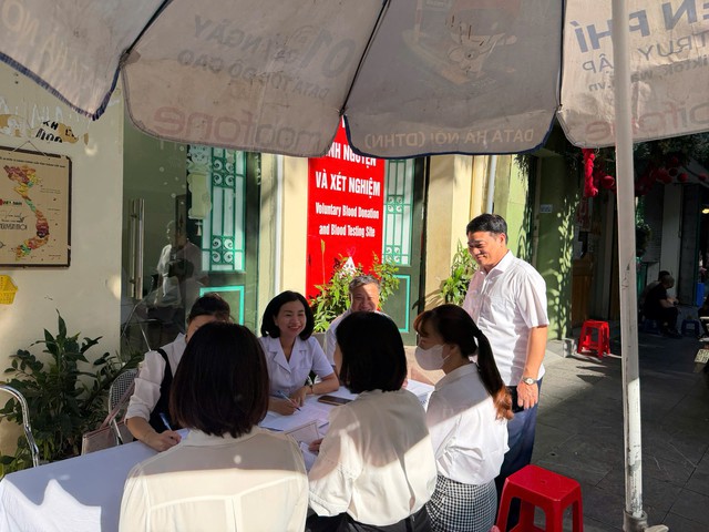 Phường Hoàn Kiếm tổ chức khám sàng lọc sức khỏe sinh sản miễn phí cho lao động nữ - Ảnh 2.