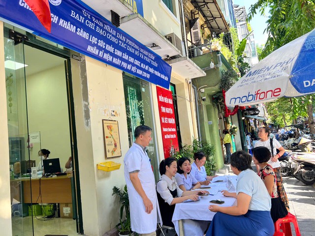 Phường Hoàn Kiếm tổ chức khám sàng lọc sức khỏe sinh sản miễn phí cho lao động nữ - Ảnh 1.