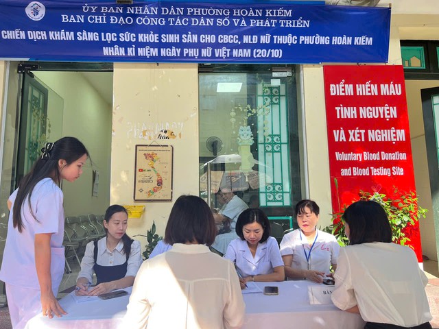 Phường Hoàn Kiếm tổ chức khám sàng lọc sức khỏe sinh sản miễn phí cho lao động nữ - Ảnh 4.
