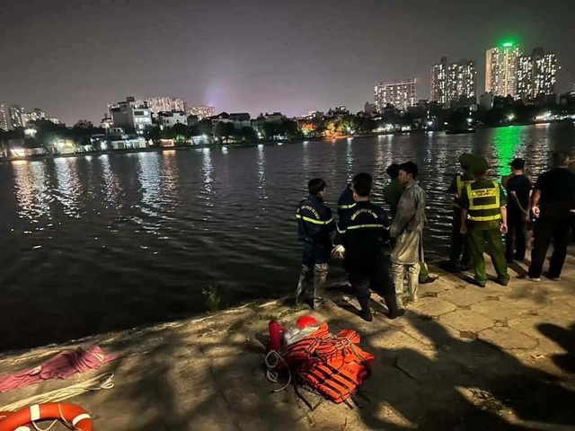 H&agrave; Nội: Lật thuyền c&acirc;u c&aacute; tại hồ Định C&ocirc;ng khiến hai người tử vong thương t&acirc;m - Ảnh 1.