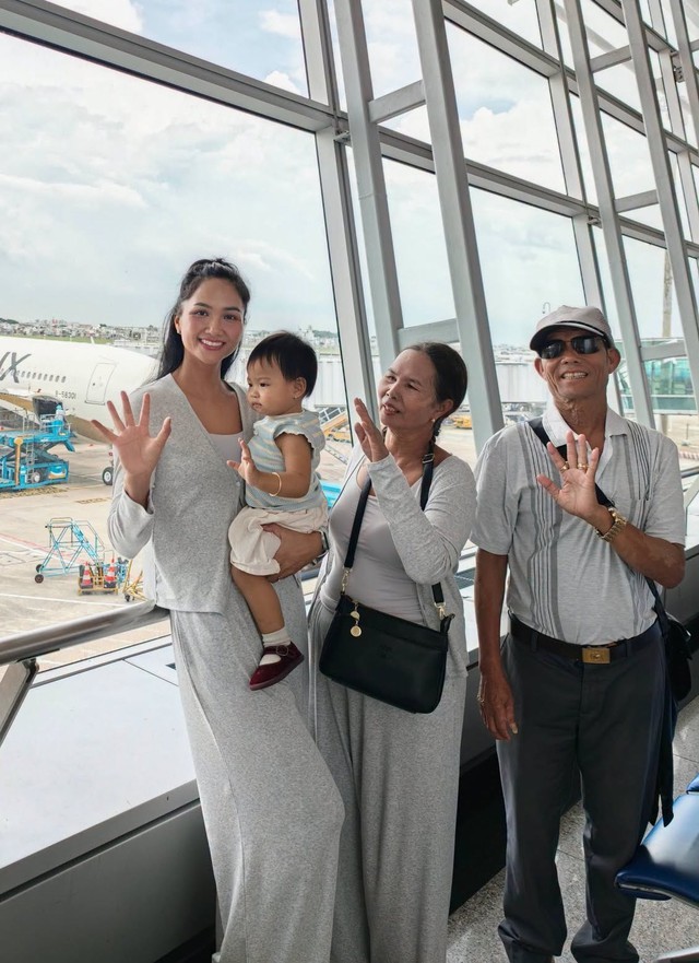 H'Hen Ni&ecirc;đưa bố mẹ đi ch&acirc;u &Acirc;u: Chuyến h&agrave;nh tr&igrave;nh đ&aacute;ng nhớ năm 2026 - Ảnh 2.