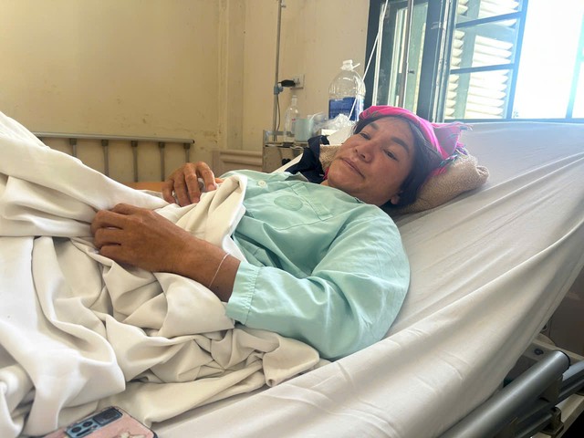 MS 1124: Một mình nuôi con trai khuyết tật, người mẹ Hà Nhì giờ mang bệnh cần chi phí phẫu thuật - Ảnh 2.