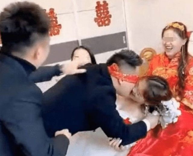 Ph&ugrave; d&acirc;u bất ngờ bị ch&uacute; rể &ocirc;m h&ocirc;n, th&aacute;i độ của c&ocirc; d&acirc;u g&acirc;y tranh c&atilde;i - Ảnh 1.