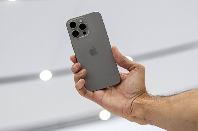 Gi&aacute; iPhone 15 Pro Max cũ giảm mạnh , đ&aacute;ng mua nhất 2026 cho người y&ecirc;u c&ocirc;ng nghệ - Ảnh 3.