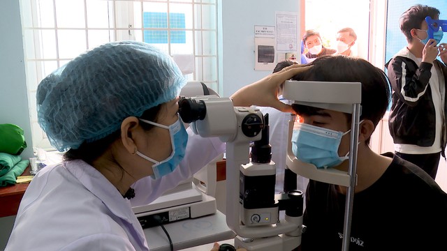 Nghĩa vụ qu&acirc;n sự 2027: Cận thị bao nhi&ecirc;u độ th&igrave; được tạm ho&atilde;n nhập ngũ? - Ảnh 1.