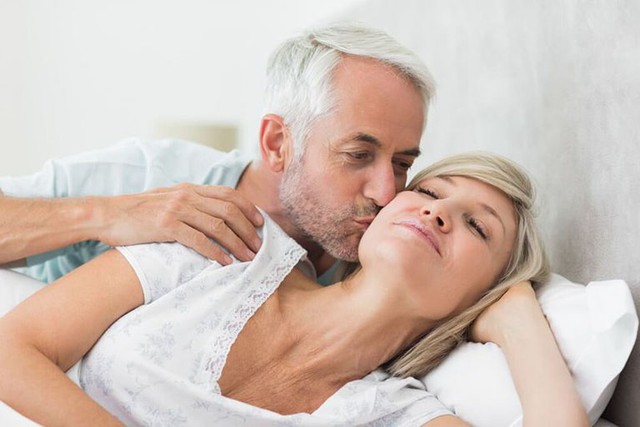 Những giải ph&aacute;p c&oacute; thể gi&uacute;p t&igrave;nh dục sau m&atilde;n kinh trở n&ecirc;n thoải m&aacute;i hơn - Ảnh 1.