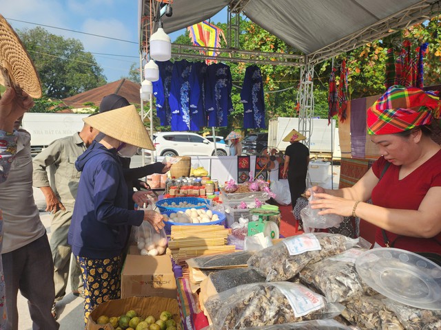 Phi&ecirc;n chợ v&ugrave;ng cao xứ Thanh tại Lam Kinh hội tụ văn h&oacute;a v&agrave; ẩm thực đặc sắc - Ảnh 5.