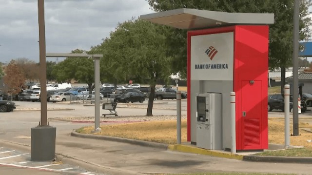 Ph&aacute;t hiện 2 chiếc t&uacute;i chứa 3,3 tỷ đồng nằm tr&ecirc;n ngay tr&ecirc;n n&oacute;c ATM khi đi r&uacute;t tiền - Ảnh 2.