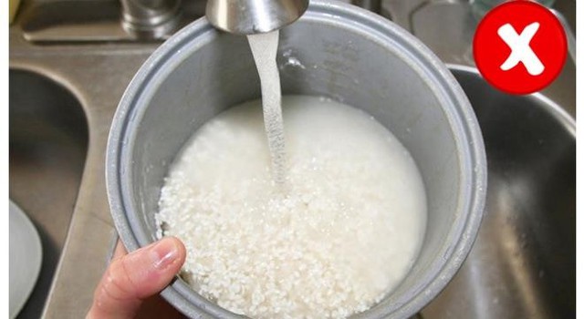 Những sai lầm khiến nồi cơm điện tuy l&agrave; h&agrave;ng xịn vẫn rất nhanh hỏng - Ảnh 1.