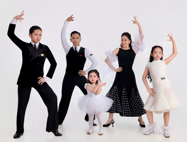 'Đội hình đẹp như mơ' của nhà Khánh Thi - Phan Hiển - Ảnh 2.