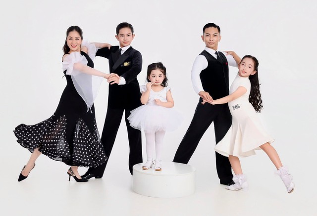 'Đội hình đẹp như mơ' của nhà Khánh Thi - Phan Hiển - Ảnh 3.