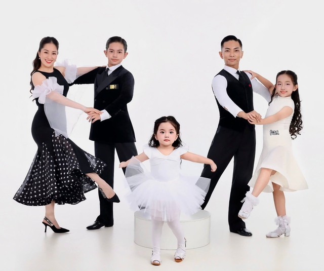 'Đội hình đẹp như mơ' của nhà Khánh Thi - Phan Hiển - Ảnh 4.