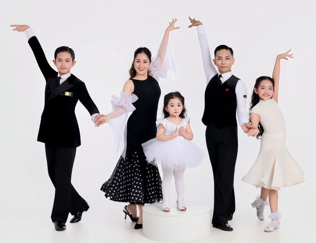 'Đội hình đẹp như mơ' của nhà Khánh Thi - Phan Hiển - Ảnh 5.