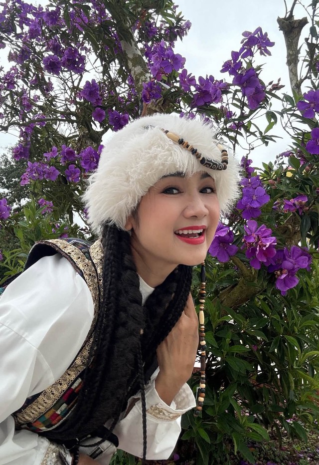 NSND Thu H&agrave; 'L&aacute; ngọc c&agrave;nh v&agrave;ng' khoe nhan sắc tuổi sắp hưu - Ảnh 1.