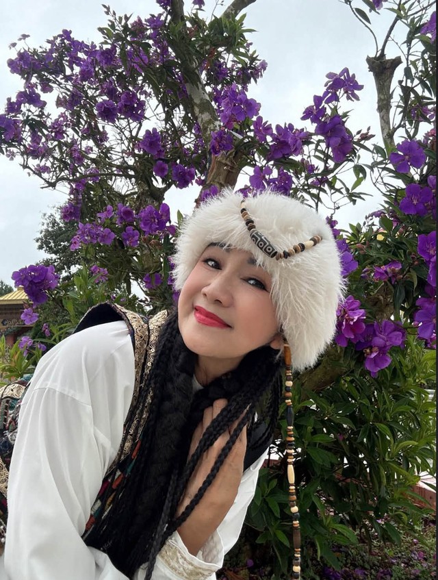 NSND Thu H&agrave; 'L&aacute; ngọc c&agrave;nh v&agrave;ng' khoe nhan sắc tuổi sắp hưu - Ảnh 3.