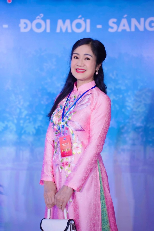 NSND Thu H&agrave; 'L&aacute; ngọc c&agrave;nh v&agrave;ng' khoe nhan sắc tuổi sắp hưu - Ảnh 5.