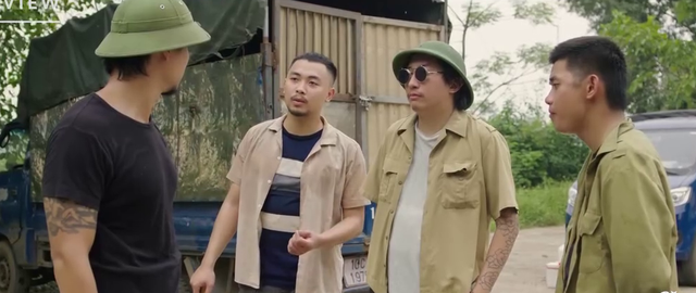 Toản (Duy Hưng) chạm mặt nh&oacute;m 'bảo k&ecirc;' b&atilde;i xe ở chợ - Ảnh 4.