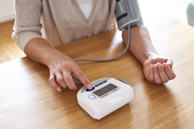 5 sai lầm khi đo huyết &aacute;p tại nh&agrave; khiến kết quả kh&ocirc;ng ch&iacute;nh x&aacute;c - Ảnh 1.