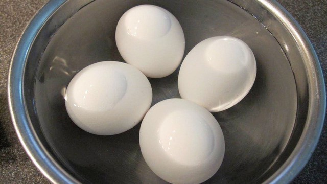 Luộc trứng cho muối hay giấm v&agrave;o nước: Mẹo n&agrave;o gi&uacute;p r&oacute;c vỏ, l&ograve;ng đỏ kh&ocirc;ng bị th&acirc;m? - Ảnh 12.