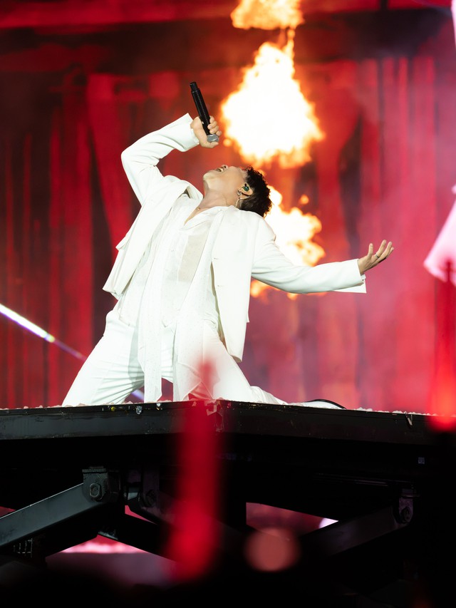 Đinh Mạnh Ninh b&ugrave;ng nổ trong concert ATVNCG 2026 - Ảnh 2.