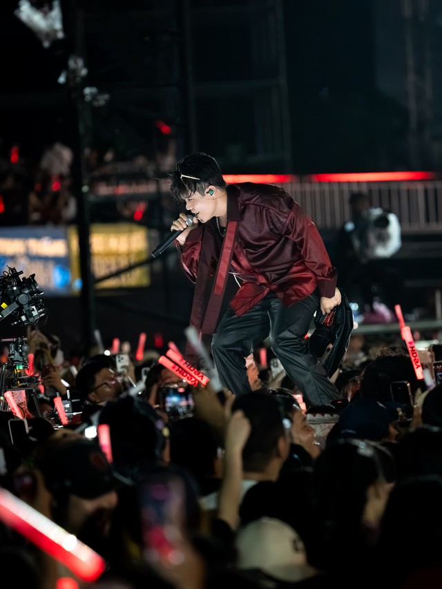 Đinh Mạnh Ninh b&ugrave;ng nổ trong concert ATVNCG 2026 - Ảnh 1.
