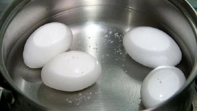 Luộc trứng cho muối hay giấm v&agrave;o nước: Mẹo n&agrave;o gi&uacute;p r&oacute;c vỏ, l&ograve;ng đỏ kh&ocirc;ng bị th&acirc;m? - Ảnh 3.