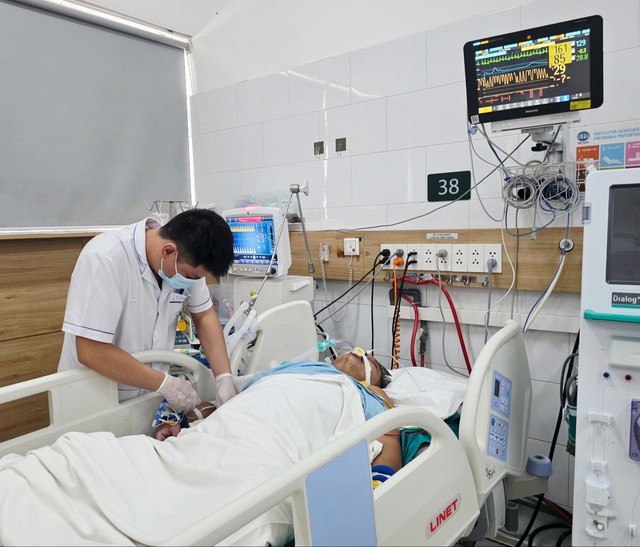 7 nạn nh&acirc;n nghi ngộ độc kh&iacute; clo đang được cứu chữa t&iacute;ch cực - Ảnh 1.