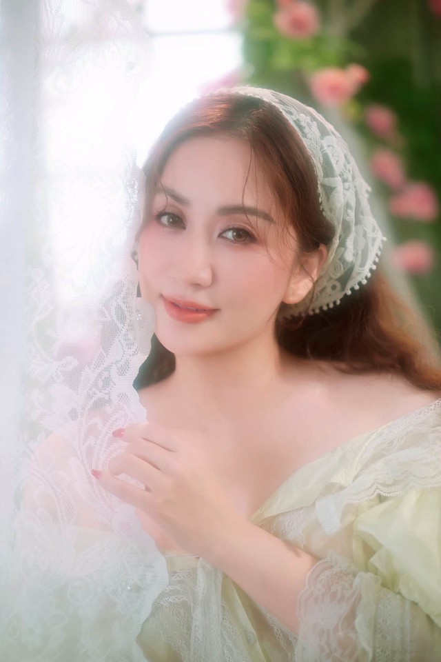 Khánh Thi bất ngờ trước lời nhận xét của Phan Hiển trong bộ ảnh mới - Ảnh 1.