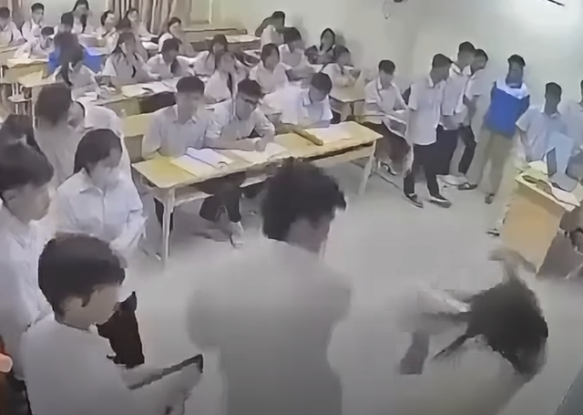 H&agrave; Nội: Tạm giữ nam sinh h&agrave;nh hung gi&aacute;o vi&ecirc;n tr&ecirc;n bục giảng  - Ảnh 1.