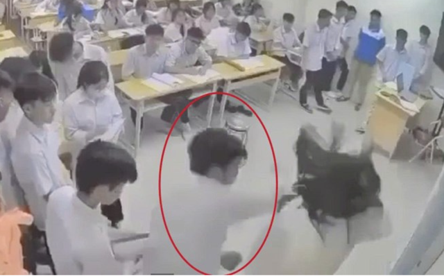 Sở GD&ĐT Hà Nội nói gì vụ nam sinh hành hung giáo viên trên bục giảng? - Ảnh 1.