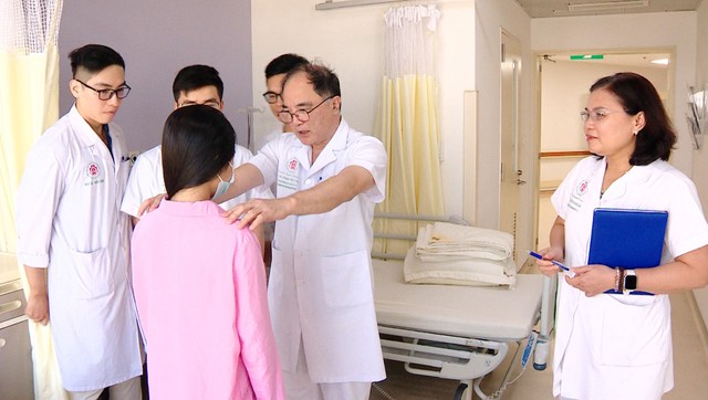 Lần đầu ti&ecirc;n thực hiện th&agrave;nh c&ocirc;ng nắn chỉnh vẹo cột sống kh&ocirc;ng gh&eacute;p xương tại Việt Nam - Ảnh 2.