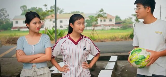 Đội b&oacute;ng nữ l&agrave;ng Xu&acirc;n - Tập 14: Con g&aacute;i &ocirc;ng T&agrave;i bất ngờ đầu qu&acirc;n cho đội b&oacute;ng - Ảnh 1.