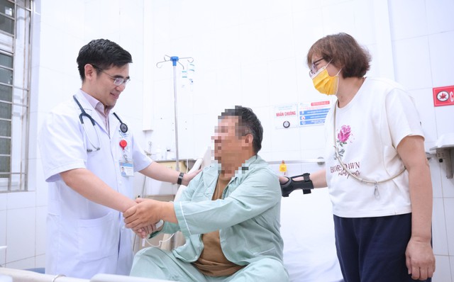 Người đàn ông 61 tuổi 3 lần ngừng tim trong nửa giờ vì nhồi máu cơ tim cấp - Ảnh 1.