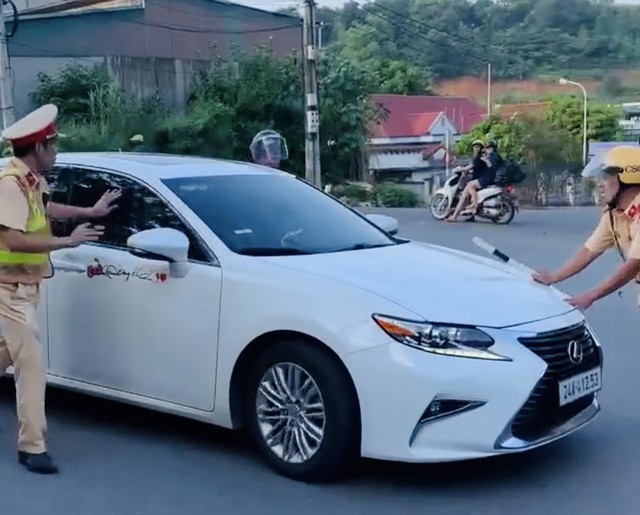 Lào Cai: Khởi tố tài xế Lexus tăng ga bỏ chạy khi làm việc với CSGT - Ảnh 1.